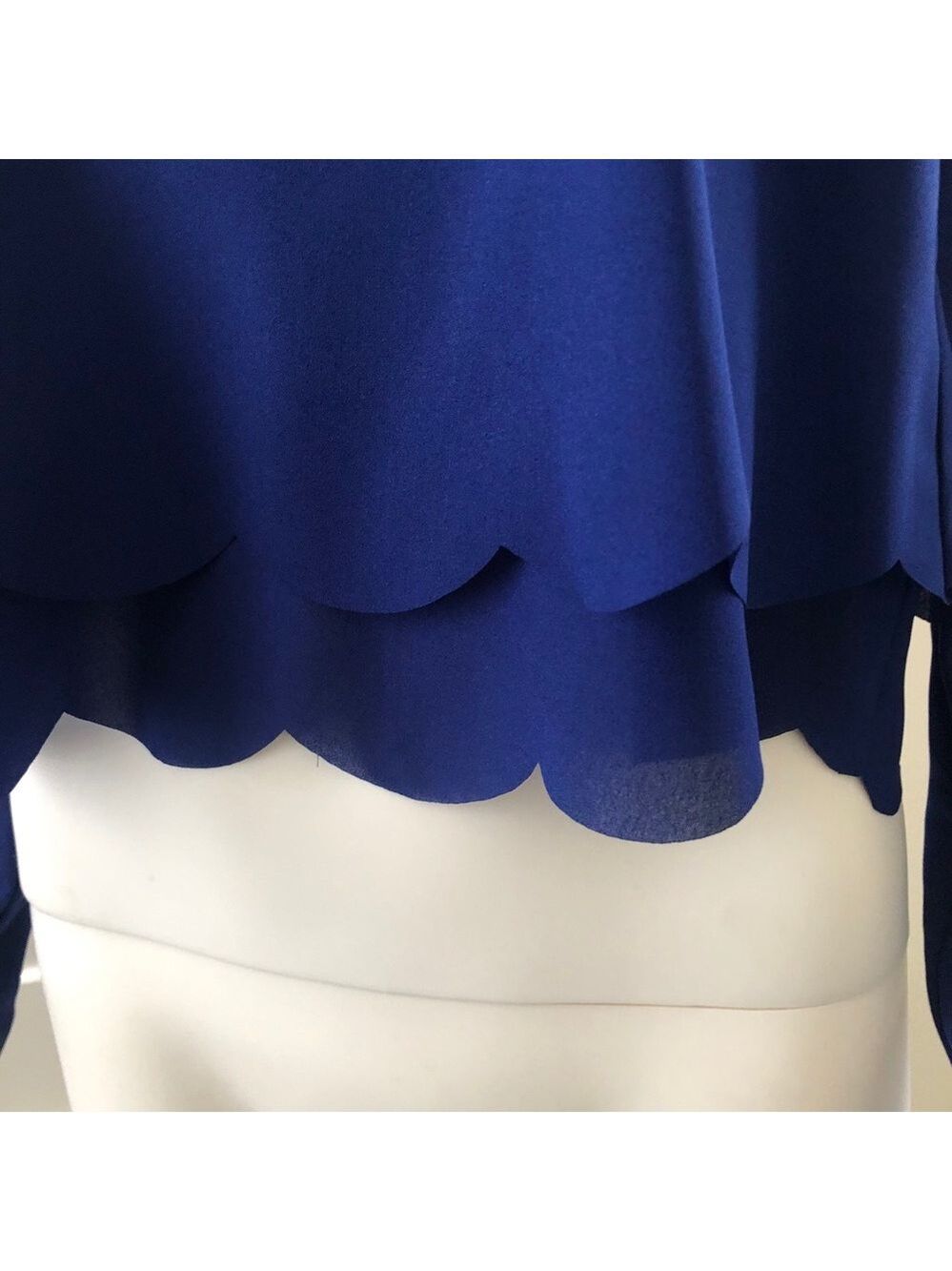 $10 SALE Guess Scalloped Hem Open Back Long Sleeve Top XS - Picture 3 of 8